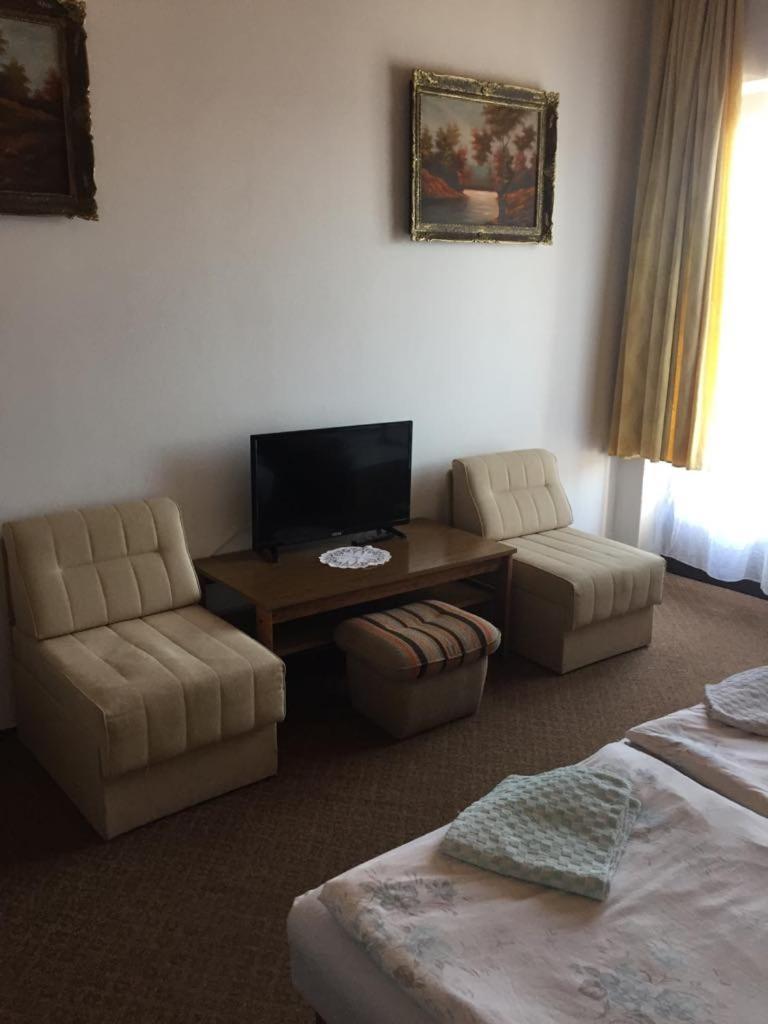 Ilona Panzio Hotel Balatonlelle Ngoại thất bức ảnh