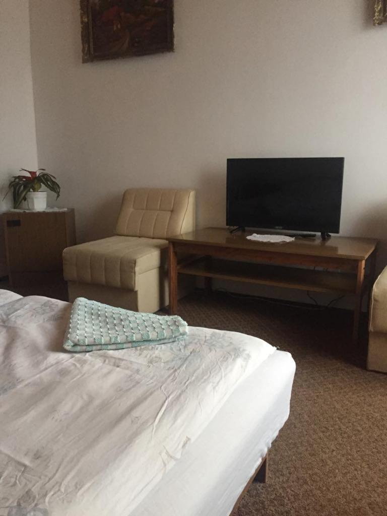 Ilona Panzio Hotel Balatonlelle Ngoại thất bức ảnh